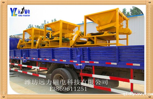 小型磁选机生产使用视频,小型磁选机也有大能量.小型磁选机是比较精致的设备,它作用于微细粒矿物的分选中却有非常好的效果,能够适合于多种矿物的提纯除杂工作.磁选机的价格主要有磁场强度决定的.在磁选机的型号.材质等各方面都相同的情况下,磁场越高,磁选机的价格也就越高.一般来说,磁选机的型号越大,相同时间里的处理量也就越大,型号越大制造磁选机所用的材料也就越多,所以磁选机型号越大,磁选机的价格也就越高.小型磁选机的强大性能让人震惊,比较适用于中小型选矿厂.