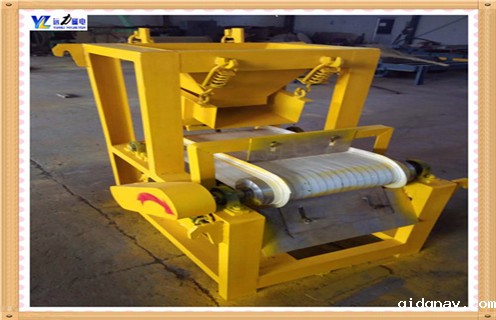 1.试验室干式磁选机具有很强的能量满足许多客户除铁的需要,及其在矿物加工市场取得的众多优势.但是,金子还不够人才不够完美,不想进入磁选机不是一个好的磁选机,所以干磁选机也从很多方面提高效率. 2.试验室干式磁选机通过调整转鼓的速度,挡板和矿石的量,转鼓的转速决定了圆筒中颗粒的尺寸,通过尺寸的离心力和磁性颗粒的磁性转换效应.提高辊速,有利于提高精矿质量和矿石量.挡板越近,尾矿越高