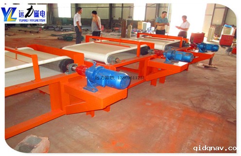 干式磁选机工作原理及参数,taptap安装包入口生产的干式磁选机,所选择的矿物主要是石英砂,石英砂其实是一种重要的非金属矿物,主要是被石英石加工破碎.石英砂的一个重要应用是作为陶瓷体和釉料原料使用,但往往含有赤铁矿,褐铁矿,黑云母等杂质. 1.干式磁选机的工作原理 石英砂干式高强磁磁选机可以去除一种铁杂质,提高煅烧后石英砂的亮度,以及陶瓷制品的光泽度,从而提高产品的价值石英砂干式高强度磁选机使用带式分选结构,在整个工作区从进料到物料,由带驱动的材料,物料可以进行多次磁力搅拌,同时起到水冲洗的作用,去除磁性尾矿,带有磁性将矿物输送到选板机的退磁区,使得具有磁性的矿物通过退磁装置去除,完成修整过程,机器功率小,处理量大,磁场强度高,实现质量好,可以获得更大的效益.