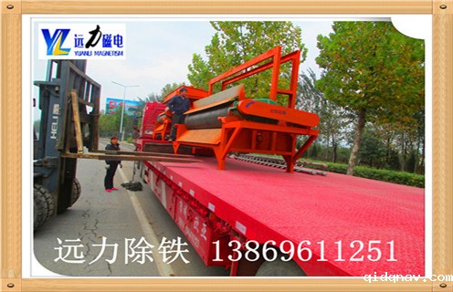 锰矿全自动湿式磁选机是针对弱磁性矿物研发而成的永磁设备,磁性材料采用钕铁硼,所以该设备磁性大,最高场强可达到16000高斯,不易退磁处理量大.taptap安装包入口生产的锰矿全自动湿式磁选机在菱锰矿石的选矿提纯方面采用磁选的选矿方式,具有其他选矿方法所不能代替的选矿优势,是分选锰矿和其他弱磁性矿石的理想的选矿设备. 1.锰矿全自动湿式磁选机优势 1.1具有较高磁感应强度,磁系全部使用钕铁硼磁性材料,能实现较高的回收率,以达到粗选或扫选的目的 1.2小极距.多磁极交变磁系设计,能在选矿过程中有效防止机械夹杂 1.3根据物料特点及选矿要求可选择顺流.逆流.半逆流槽体 1.4活动式槽体,能根据物料的变化方便调整磁滚筒与槽体间的排矿间距,进而调整精矿品位及设备处理量 1.5精矿排矿可使用高压水冲或毛刷卸矿两种方式,以实现强磁性矿物有效卸矿